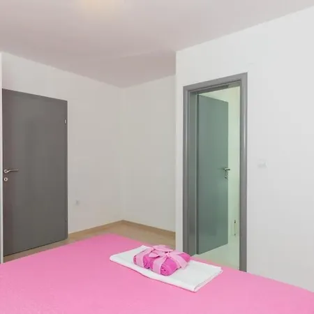 Enzian Apartman Mlini